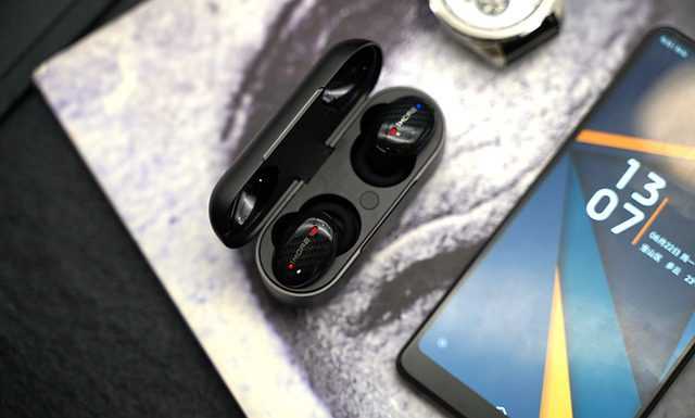 A lot of wireless earphones come with excellent charging cases.