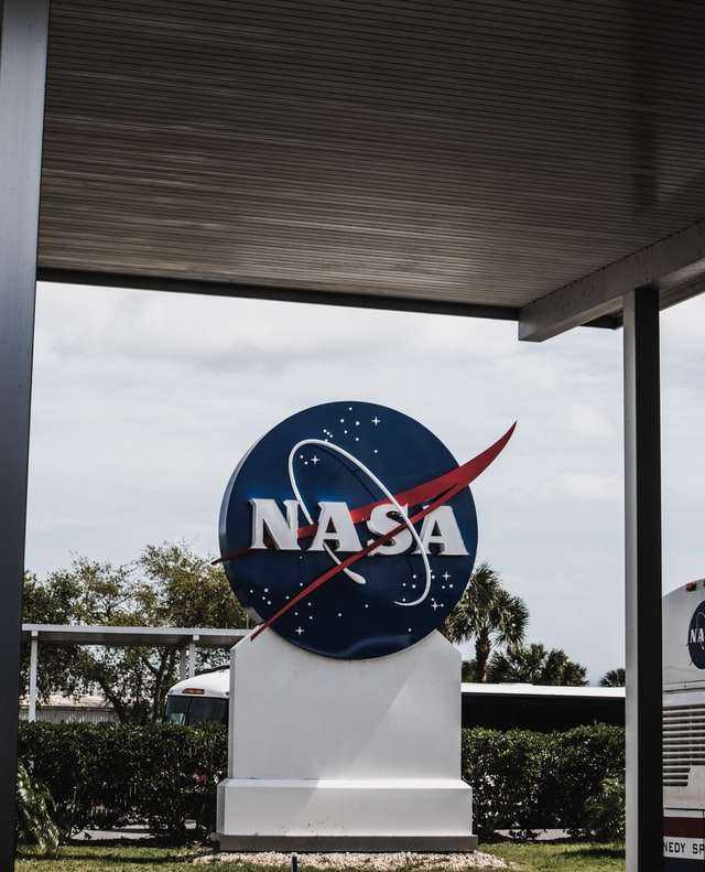 how does spacex make money