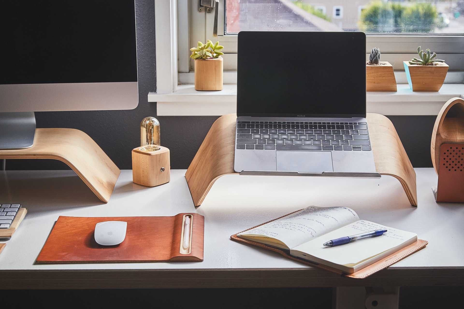 Laptop desk for bed