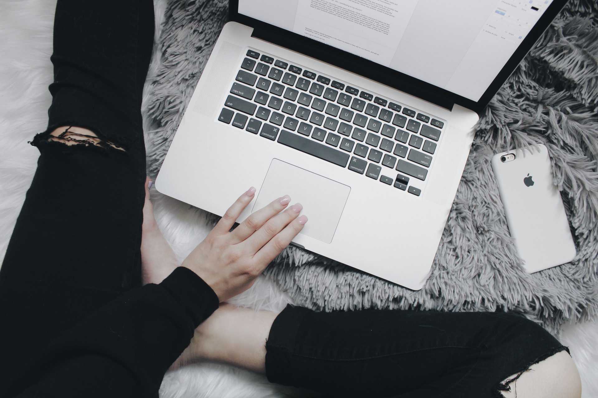 Laptop desk for bed